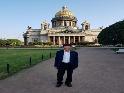 Dr. Kieu took souvenir photos in Saint Petersburg of Russia on the occasion of his visit and working in Russia 2018