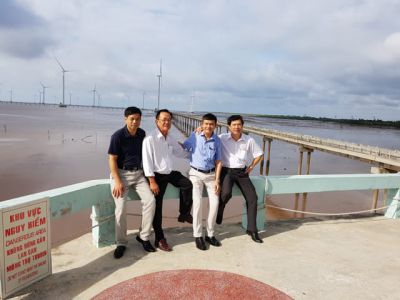 Dr. Kieu took souvenir photos at Bac Lieu wind power during his business trip in 2018