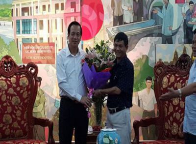 TS. Nguyễn Phú Kiều tặng hoa Bộ trưởng Bộ LĐTB&amp;XH nhân chuyến thăm và làm việc với Viện