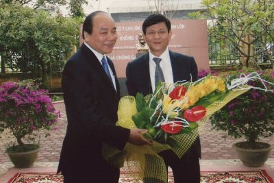 TS. Kiều tặng hoa Chủ tịch nước Nguyễn Xuân Phúc nhân chuyến thăm và làm việc với Viện năm 2012