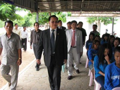 TS.BS.Nguyễn Phú Kiều cùng ngài Chengvun Chủ nhiệm UBĐN QH Campuchia thăm Trung tâm cai nghiện tại COMBODIA.