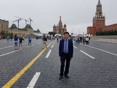 TS Nguyễn Phú Kiều chụp ảnh tại Quảng trường Moskva trong chuyến công tác CHLB Nga